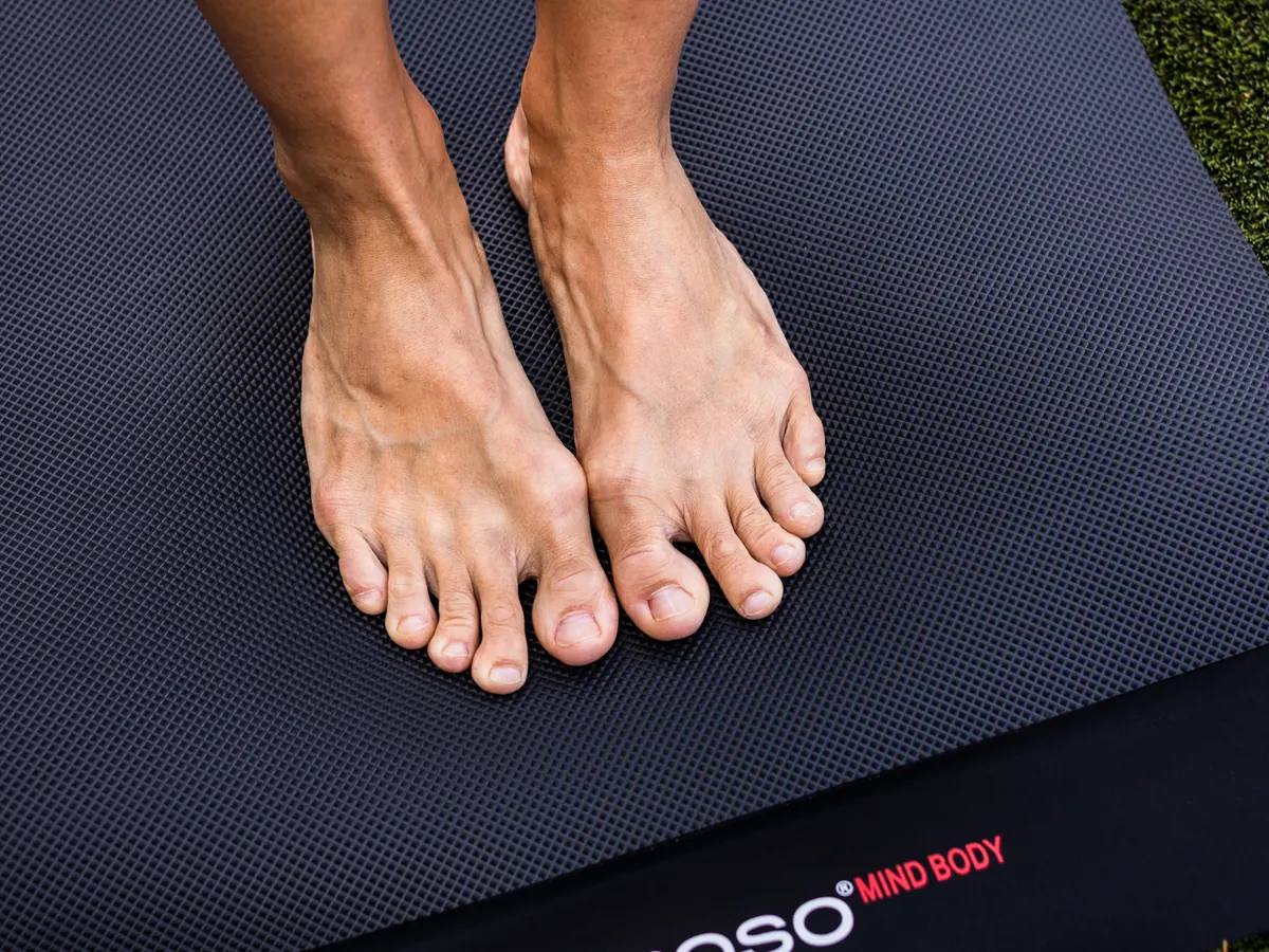 매트 위에 맨발로 선 발
